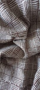 Imagem de tecido em padrão log-cabin nas cores bege e marrom