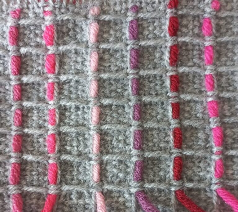 Foto de um ponto decorativo feito em tear de pente liço. Ilustra post: 5 Formas de Aumentar Sua Renda com Tecelagem