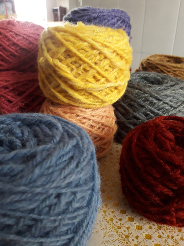 Comecei a Tecer: Como a Tecelagem Mudou Minha Vida — e Pode Mudar a Sua8 Benefícios da Arte de Fiar Imagem de meadas coloridas de fios artesanais, torcido por Isaura Mattos. Ilustra curso: Fiação Manual para Principiantes Ilustra anúncio: Desperte sua Criatividade e Cultive Seu Bem-Estar