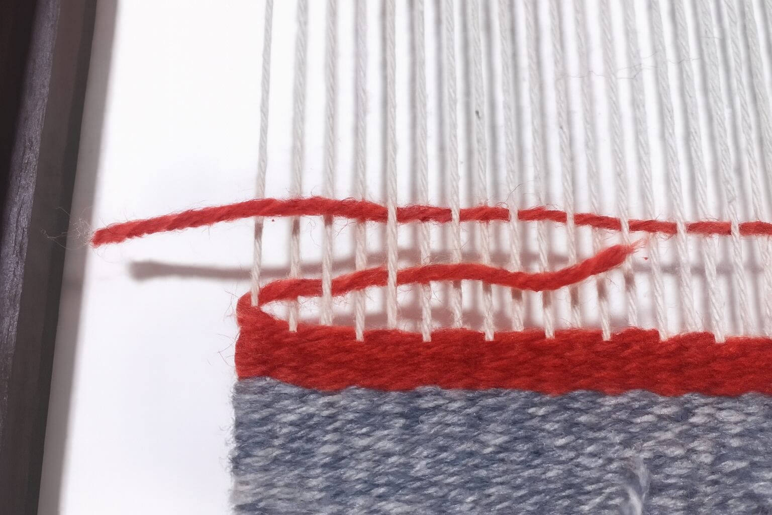 Como (e por quê!) Você deve arrematar as pontas do fio de trama