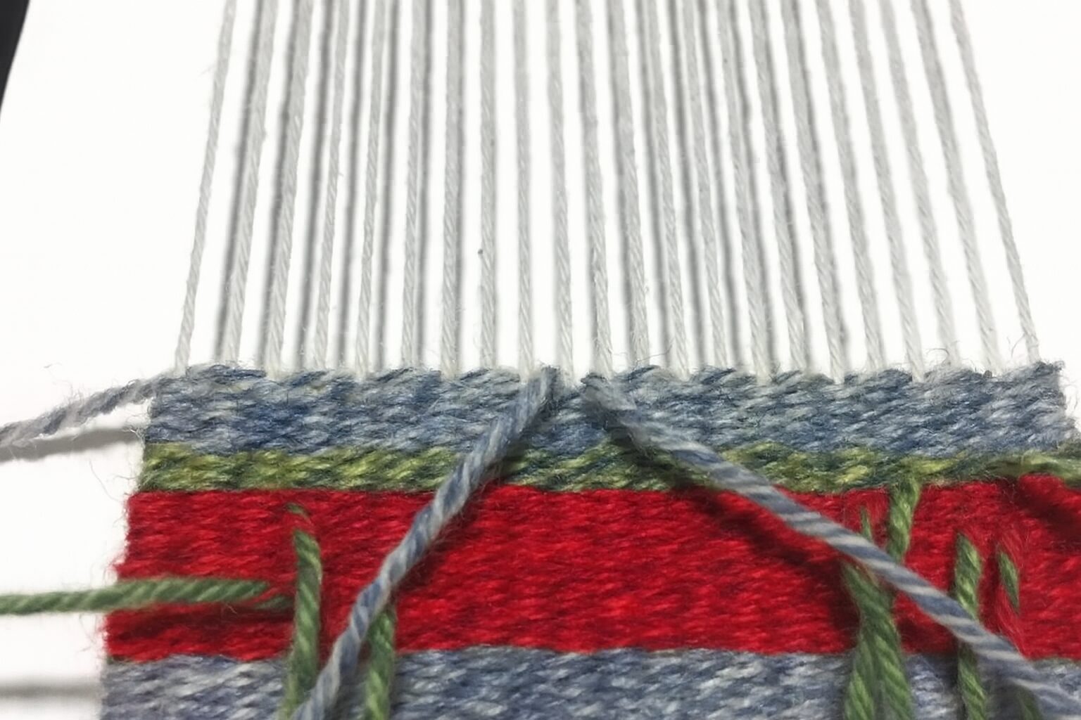 Como (e por quê!) Você deve arrematar as pontas do fio de trama